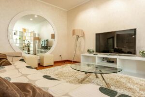 Como ampliar sala pequena com espelhos - Casa e Jardinagem